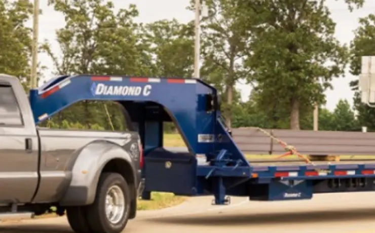 Pickup pulling a gooseneck hotshot trailer