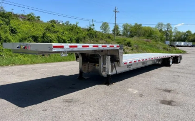 Step deck trailer with its lower deck